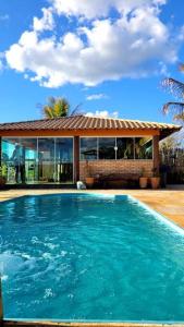 Rancho Encanto de Furnas - Guapé في غوابيه: مسبح كبير امام المنزل