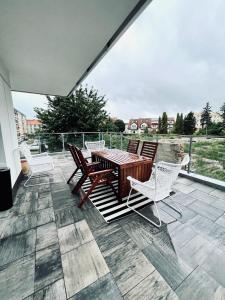 a patio with a table and chairs on a balcony at Apartament Bohaterów Westerplatte in Giżycko