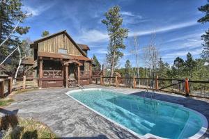 une maison avec une piscine en face d'une cabine dans l'établissement Whiskey Barrel Cabin, à Lead