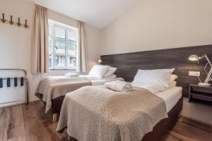 a hotel room with two beds and a window at Boutique Hotel Anna by EJ Hotels in Holt