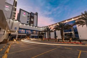 un parking vide devant un bâtiment dans l'établissement Best Western Plus Tabuk City Center, à Tabuk