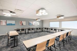 une salle de classe avec des tables et des chaises dans une salle dans l'établissement Best Western River Cities, à Ashland