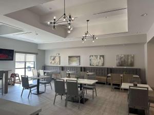 a dining room with tables and chairs at Best Western Plus Chandler in Chandler