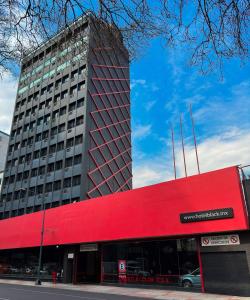 un grand bâtiment rouge avec un bâtiment rouge dans l'établissement Aiden by Best Western Hotel Black Boutique, à Mexico