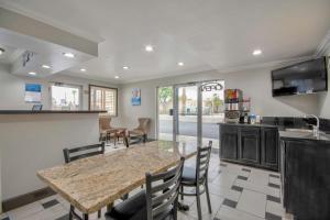 een keuken met een tafel en stoelen en een aanrecht bij Studio 6 Suites San Bernardino, CA in San Bernardino
