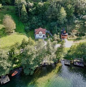 una vista aérea de una casa junto a un cuerpo de agua en Cobras Plivsko jezero, Jajce, en Jajce
