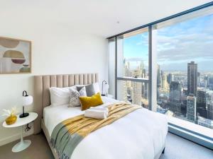 Ένα ή περισσότερα κρεβάτια σε δωμάτιο στο Luxury CBD Skyline View Apartment LV58