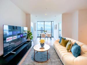 Μια τηλεόραση ή/και κέντρο ψυχαγωγίας στο Luxury CBD Skyline View Apartment LV58
