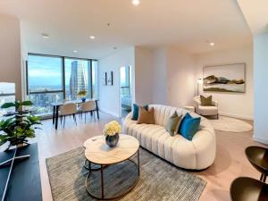 Χώρος καθιστικού στο Luxury CBD Skyline View Apartment LV58