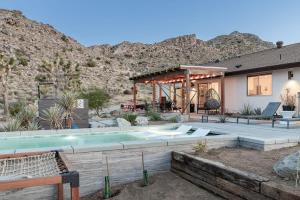een huis met een zwembad voor een berg bij Highlands Retreat- Your Own Private Resort w Pool in Joshua Tree