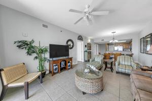 Una sala de estar con un sofá y un televisor de pantalla plana. en Ariel Dunes II 0402, en Destin