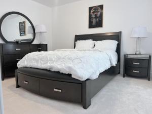 ein Schlafzimmer mit einem großen Bett und einem Spiegel in der Unterkunft Voltage in Ottawa