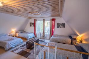 Pokój z 2 łóżkami i klatką schodową z oknami w obiekcie Le Petit Suisse Bord de l'eau w mieście Chertsey
