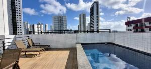 un balcón con piscina en la parte superior de un edificio en Melhor localização em Boa Viagem!, en Recife