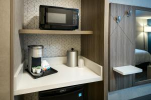 a hotel room with a microwave and a coffee maker at Holiday Inn Express Corvallis-On the River, an IHG Hotel in Corvallis