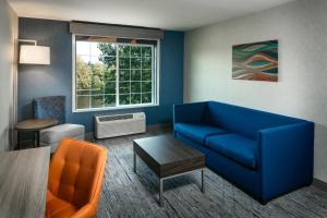 Posezení v ubytování Holiday Inn Express Corvallis-On the River by IHG