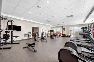 Home2 Suites By Hilton San Bernardino的健身中心和/或健身设施