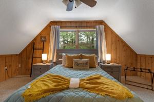 威爾明頓的住宿－Outerwoods，一间卧室设有一张大床和大窗户