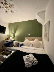 1 dormitorio con 1 cama grande y 1 sofá en Fulham studio flat, en Londres