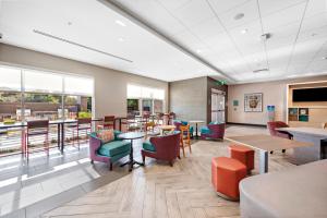 Home2 Suites By Hilton San Bernardino的休息区