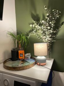 una mesa con una lámpara encima de un escritorio en Fulham studio flat en Londres