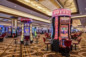 un casinò con diverse slot machine in una stanza di Horseshoe Lake Charles a Lake Charles