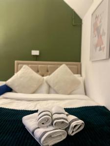 1 cama con 2 toallas y 2 almohadas en Fulham studio flat, en Londres