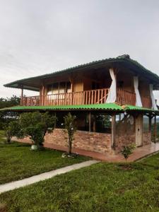 uma casa com um deque em cima em Cabaña Pavachoque em Puente Nacional