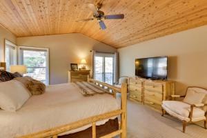 - une chambre avec un lit et une télévision à écran plat dans l'établissement Peaceful Arnold Cabin with Private Hot Tub!, à Arnold