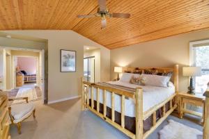 - une chambre avec un lit et un plafond en bois dans l'établissement Peaceful Arnold Cabin with Private Hot Tub!, à Arnold