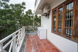 einen Balkon eines Hauses mit einem Kühlschrank in der Unterkunft Entire 3BR house 3 baths & patio Hoan Kiem Dist in Đà Nẵng