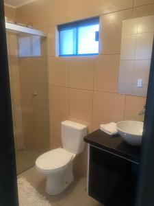 a bathroom with a toilet and a sink at Hermosa casa para vacacionar in Santa Cruz de la Sierra