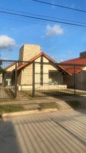 a building with a fence next to a street at Hermosa casa para vacacionar in Santa Cruz de la Sierra