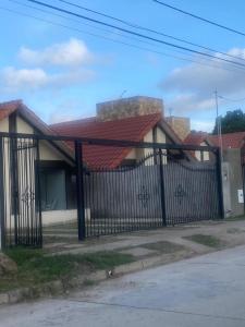 una casa con un cancello davanti di Hermosa casa para vacacionar a Santa Cruz de la Sierra