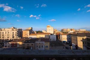 uma vista para o horizonte da cidade com edifícios em [350 metri dal mare] Centrale A/C Wifi em Civitanova Marche