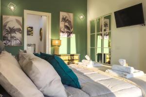 uma cama grande num quarto com paredes verdes em [350 metri dal mare] Centrale A/C Wifi em Civitanova Marche