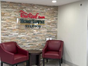 Gallery image of HomeTowne Studios by Red Roof Flint in Flint