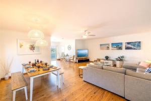 Posezení v ubytování 1-39 Leonard Ave - comfort, space and Wi-Fi