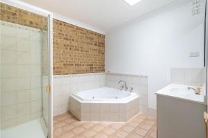 Koupelna v ubytování 1-39 Leonard Ave - comfort, space and Wi-Fi + 25 fotografií