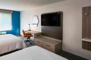 Habitación de hotel con cama, escritorio y TV. en Holiday Inn Express Lewiston, an IHG Hotel, en Lewiston