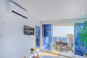 ein Wohnzimmer mit Meerblick in der Unterkunft Riviera Suite - Livin Colombia in Cartagena de Indias