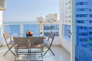 einen Tisch mit Stühlen und eine Obstschale auf dem Balkon in der Unterkunft Riviera Suite - Livin Colombia in Cartagena de Indias