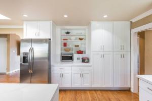 Η κουζίνα ή μικρή κουζίνα στο BREATHTAKING VIEWS Executive Lafayette Family Home