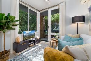 Et sittehjørne på Cosy and convenient leafy apartment