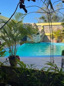 - une piscine dans un complexe avec toboggan dans l'établissement Cabañas del Mar, à Tela