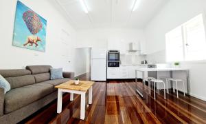 Nhà bếp/bếp nhỏ tại Entire 2 Attached Duplex Unit, 15ppl