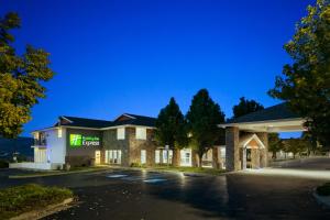 un hotel frente a un edificio por la noche en Holiday Inn Express Lewiston, an IHG Hotel, en Lewiston