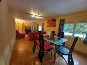 een eetkamer en een woonkamer met een tafel en stoelen bij Holiday home in Saint Quirin with garden in Saint-Quirin