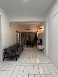 ein Wohnzimmer mit einem Sofa und einem Tisch in der Unterkunft Luxpro Beachfront Homes Port Dickson in Port Dickson