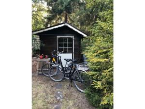 zwei Fahrräder, die vor einer Hütte geparkt sind in der Unterkunft Lovely apartment in Putbus in Hambühren